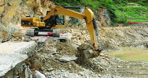 陜西丹鳳竹林關(guān)鎮(zhèn)近千名干部群眾搶通水毀公路