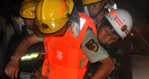 出租車掉進洪流 山陽消防官兵緊急營救