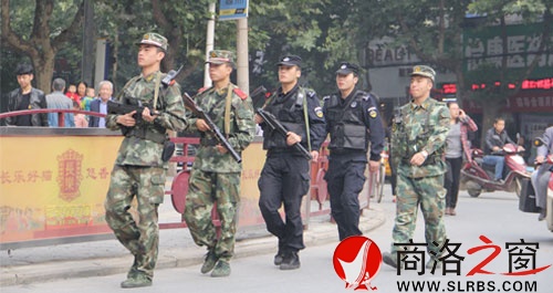 節(jié)日期間市、區(qū)公安機(jī)關(guān)和駐商武警開展武裝聯(lián)勤