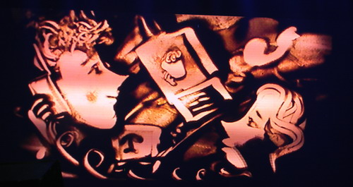 沙畫藝術(shù)表演走進(jìn)商洛影劇院