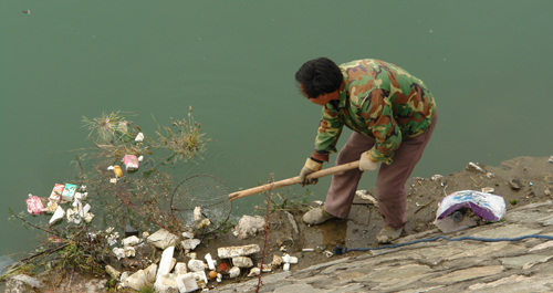 江邊“頑疾”難清理 環(huán)保意識需加強(qiáng)