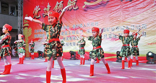 洛南舉行慶祝建黨97周年表彰大會暨“黨建領航·精準脫貧”文藝匯演