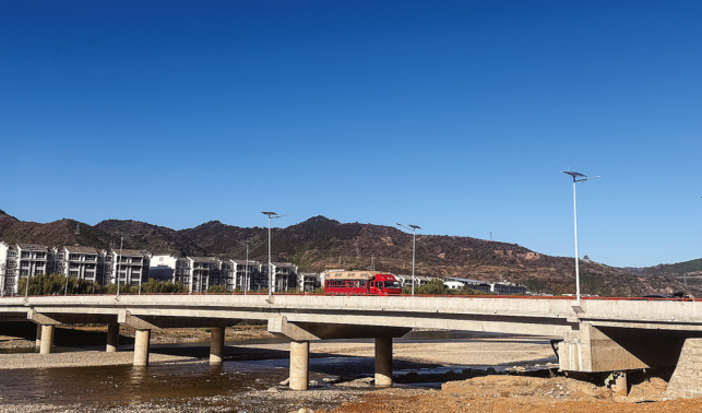 一橋飛架銀花河 暢通民心向未來