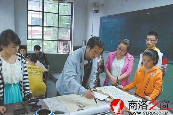 張干翰輔導學生練習書法