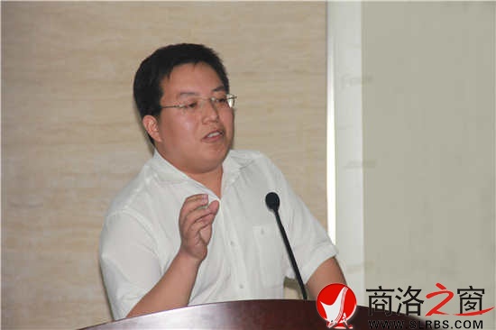 陜西省大學(xué)生創(chuàng)業(yè)協(xié)會副會長 商洛市青年創(chuàng)業(yè)協(xié)會會長  商洛響當(dāng)當(dāng)文化傳媒有限公司總經(jīng)理黃鵬宣講他的創(chuàng)業(yè)故事和創(chuàng)業(yè)心得