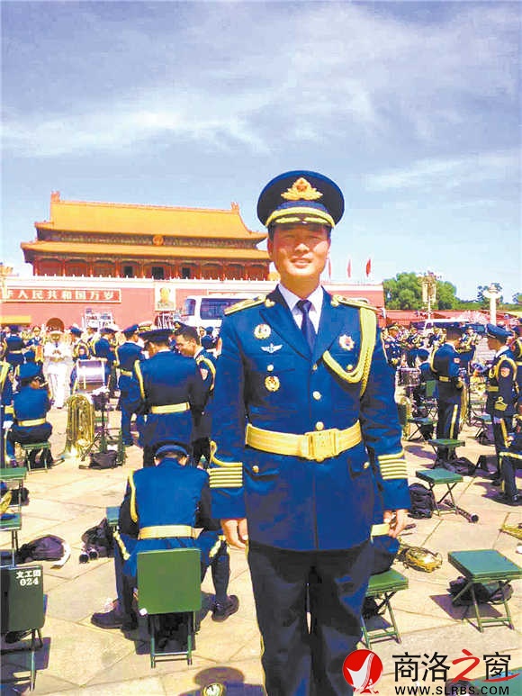 閱兵結(jié)束后，陳沖趕緊讓戰(zhàn)友為自己拍照留念，把這一激動時刻永遠(yuǎn)定格。