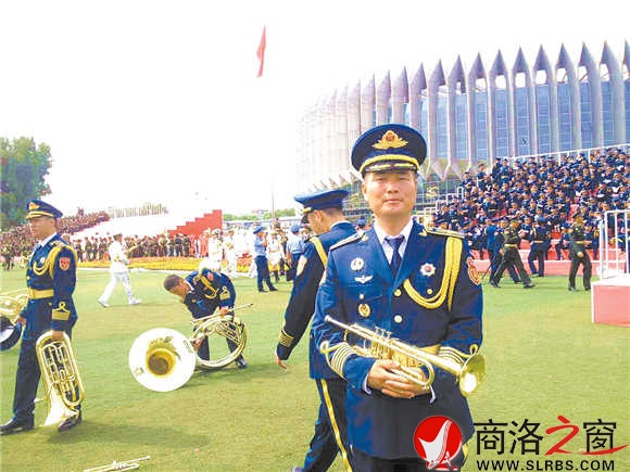 陳沖在閱兵村參加合唱團(tuán)合練。