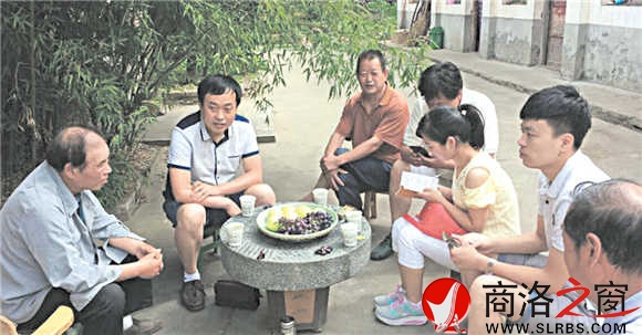 本報重大主題報道組在商州區(qū)牧護關(guān)采訪