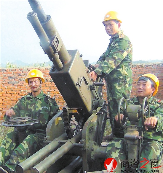 炮手正在調整作業方位