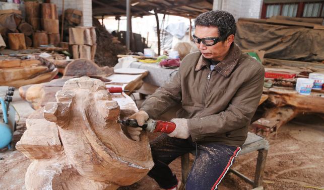 兄弟倆匠心雕朽木 指尖創(chuàng)造美好生活