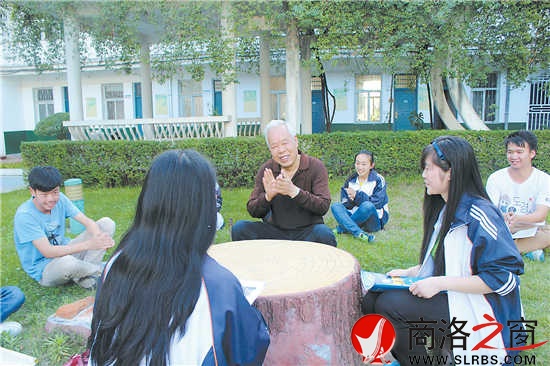 今年高考前夕，呂清太老師來到商南高級中學對參加高考的學生進行心里輔導。