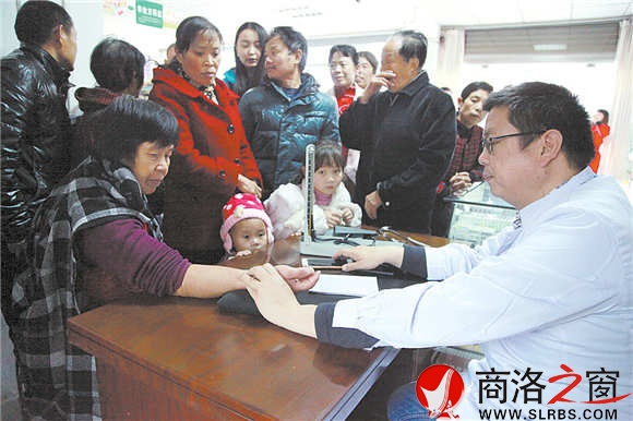 鄭孔江在山陽漫川關為群眾義診